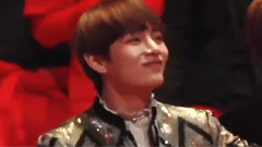 在台下大合唱Young Wild&Free的金泰亨V