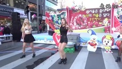 女团圣诞节造势活动街头与维尼热舞