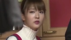 普美趁爸爸看结婚照时 幫假想老公按摩肩膀