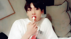 vapp直播:串门吃棒棒糖的田柾国cut