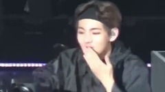 开启疯狂飞吻模式的金泰亨