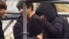 羽绒服里面穿短袖的田柾国彩排