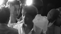 世勋帮灿烈整理头发