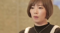 她们最后竟用石头、剪子、布这一办法选出由谁来担任乐队的主唱