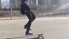 高颜值好身材美女滑板炫技