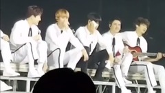 灿烈弹吉他伯贤唱歌 伯贤又想咬世勋手臂