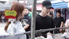 韩剧< W两个世界 >第11集市场买衣服拍摄花絮