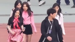 Red Velvet足球场上演待机位置