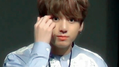 向粉丝发射爱心的田柾国