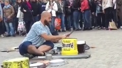 巴黎街头边的打击乐