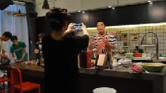 电视剧<我是杜拉拉>曝花絮 王耀庆戚薇拍戏爆笑对打