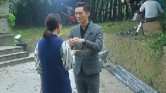 电视剧<我是杜拉拉>曝花絮 朱泳腾横抱戚薇展骑士魅力