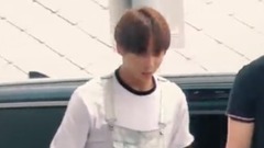 背带裤小盆友田柾国 仁川机场出境