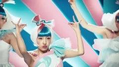 ショートカットでコミカルに"美脚ダンス"