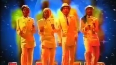 我看到河上的一条船