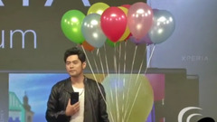 周杰伦带告白气球现身记者会帅气单拍