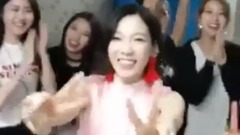 伴舞們在后台迎接太妍