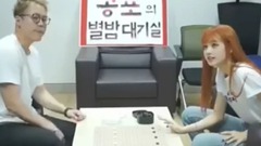 围棋原来可以弹着玩 LISA在游戏室片段