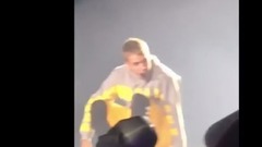 JustinBieber演唱Purpose时手不慎受伤