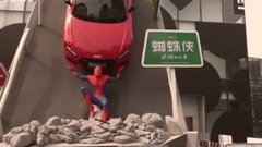 惊险!男孩飞檐走壁看呆路人