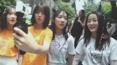 美女遭遇成都宽窄巷子美食,还能有这种操作?