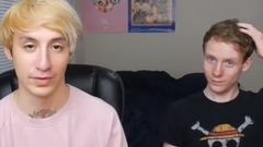 外国两个迷弟观看少女时代Holiday