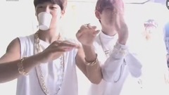 V’s dance with kkomul kkomul song