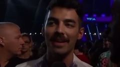 二乔在VMAs红毯上被催快出<摇滚夏令营3>