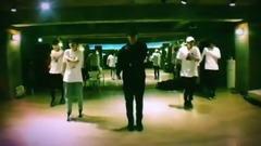 「硬闹演唱会」练舞中