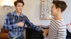 EXO世勋强行扒衣看腹肌!