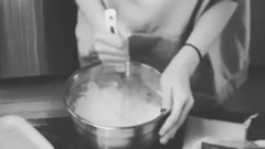 少女时代,太妍(少女时代) - 泰妍做蛋糕INS更新视频一则