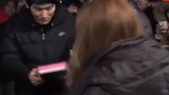 屌丝居然拒绝少女时代泰妍的拥抱,疯了马!