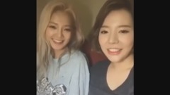 少女时代两个无聊的玩猫少女跟YOONA在视频,结尾孝渊的声音好奇特...这是神马节奏