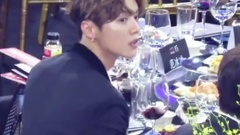 芭莎慈善夜 鹿晗 台下玩红酒杯