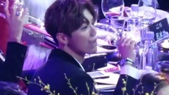 芭莎慈善夜 鹿晗 台下和其他明星碰杯