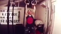 火辣美女秀高难度撑起动作 身材性感翘臀吸睛