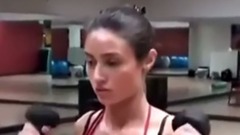 健身美女火辣身材显性感气质 巨胸翘臀令人折服