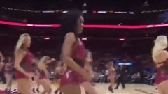 火辣性感!热火拉拉队上演红色激情点燃全场