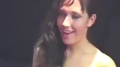 举牌女郎火辣热舞 搔首弄姿现场荷尔蒙激增