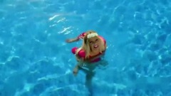 靠她才射的准!扎卡女友性感MV美腿吸睛