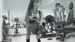 搏击女神训练之余不忘秀身材