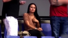 美女球迷频现足球场看台 金发红唇甜美诱人