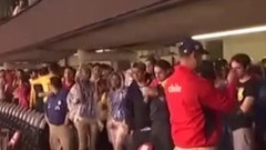 任他暴雨瓢泼!混血爆乳美女湿身热舞堪比狂欢