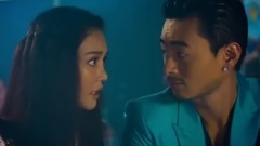 上演"英雄救美"后巷雨中车震床戏吻戏