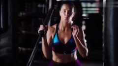 天使面孔魔鬼身材 健身女神汗流浃背娇艳欲滴