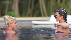 天使面庞魔鬼身材 18岁金小妹多套泳装齐上阵