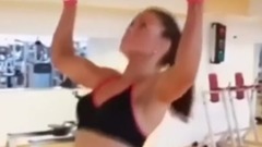 性感美女健身房秀结实腹肌 男生直呼:受不了