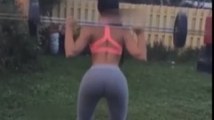 性感翘臀女王遭挑衅 惹火身材全露出