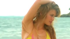 性感足球宝贝春光乍泄 娇娘镂空比基尼秀玉肌