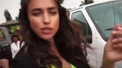 伊莲娜比基尼畅游海滩 展豪乳蛮腰美腿玉足